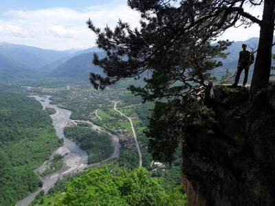 Обзорная площадка над селом Хамышки, горная Адыгея, фото май 2019 г. Обзорная площадка над селом Хамышки, горная Адыгея, фото май 2019 г.