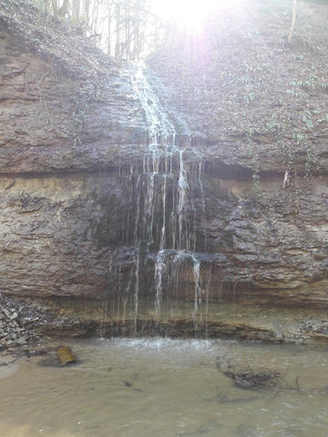 Один из водопадов в ущелье реки Аминовка, нагорье Лаго-Наки, фото март 2019
