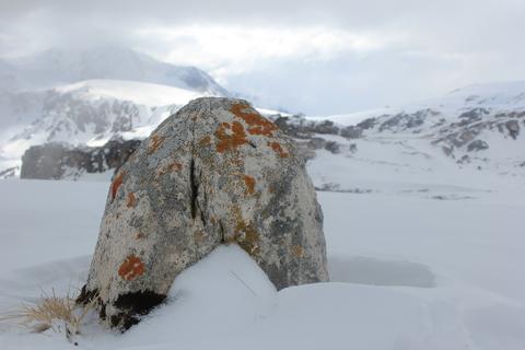 Древний менгир на вершине Нагой-Кош, нагорье Лаго-Наки