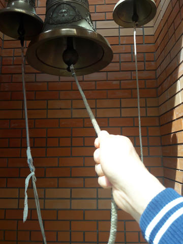 Можно позвонить в колокол на вершине г. Физиабго, фото май 2019 г.